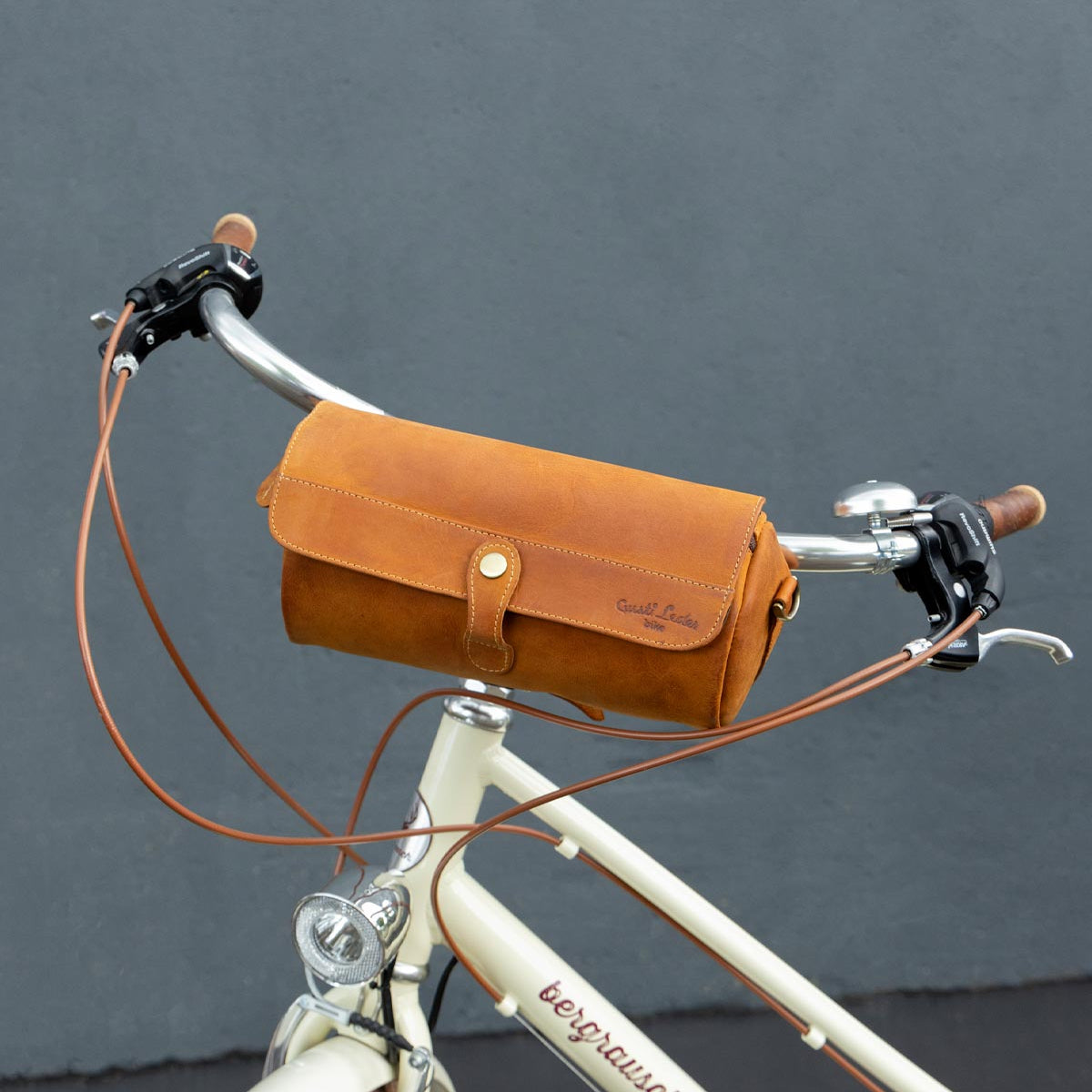 gusti leder lenkertasche „Roberto“ aus bei Gusti-Leder Farve:Lyseblå Pirelli Cinturato Gravel RH Neo 2 Motion